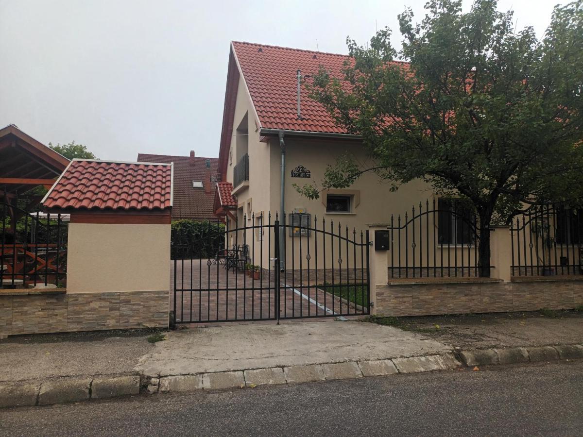 Napsugár apartmanház Balatonlelle Exterior foto